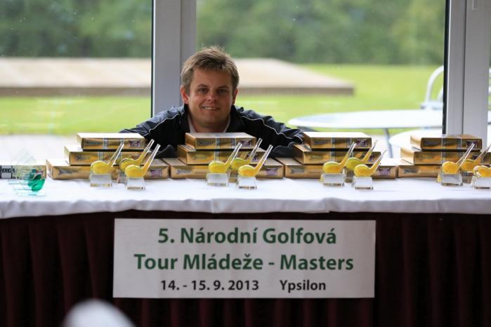 Aleš Libecajt - ředitel NGTM 2013 kontroluje trofeje pro vítěze